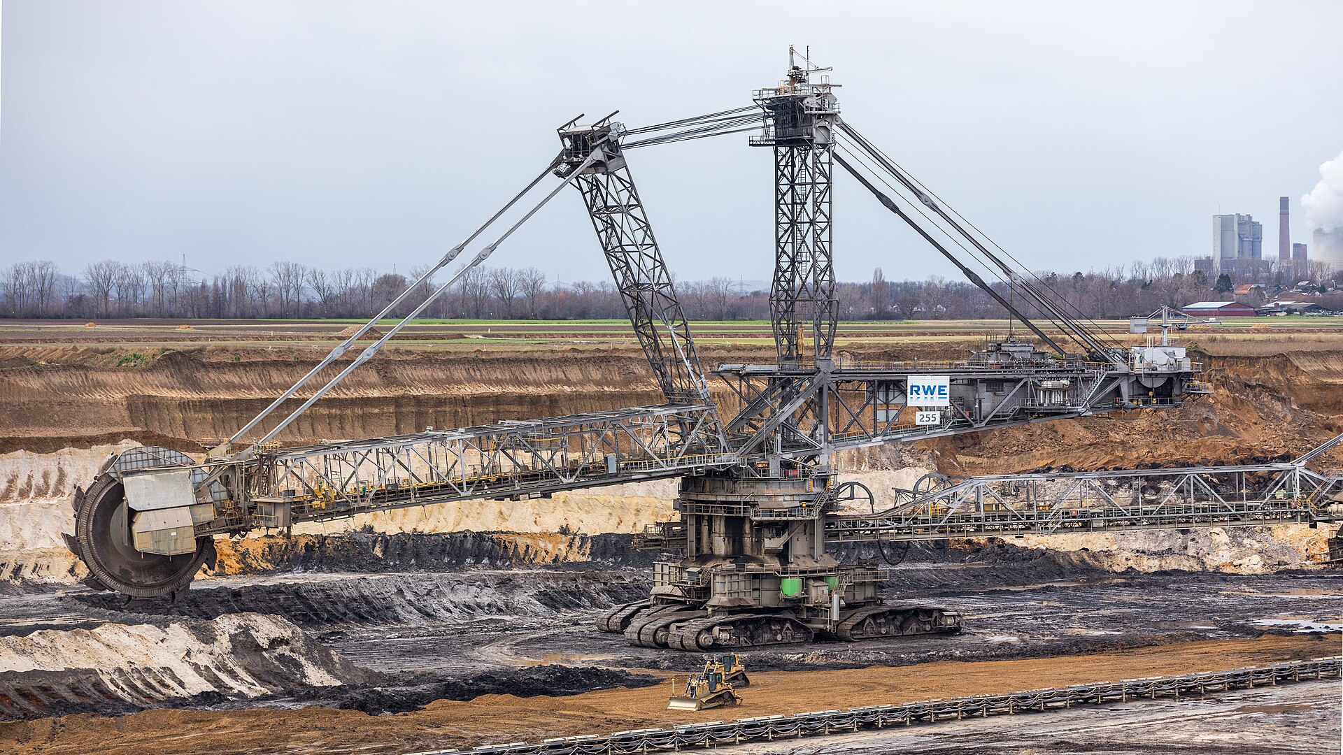 View of Bagger 288, making the standard excavator in front look minuscule